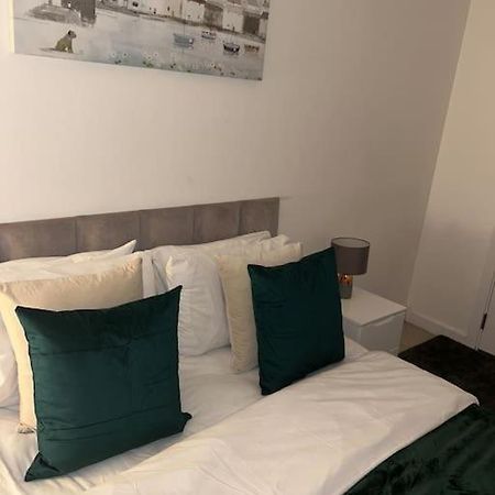 Contemporary Urban Retreat, 2-Bedroom Haven By London City Airport Exteriör bild