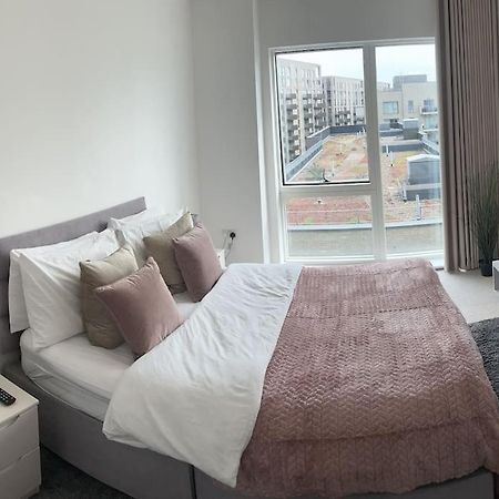 Contemporary Urban Retreat, 2-Bedroom Haven By London City Airport Exteriör bild