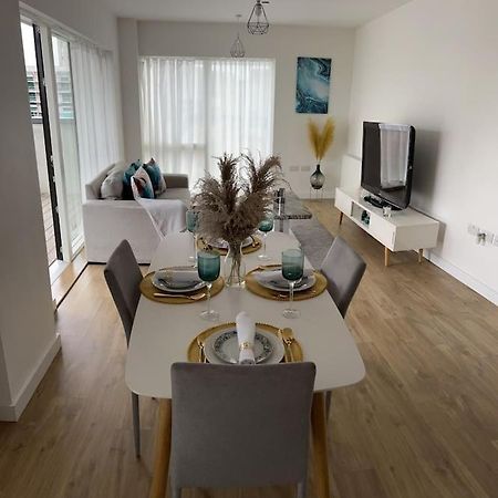Contemporary Urban Retreat, 2-Bedroom Haven By London City Airport Exteriör bild