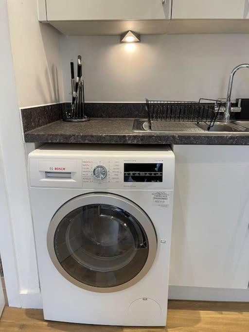 Contemporary Urban Retreat, 2-Bedroom Haven By London City Airport Exteriör bild