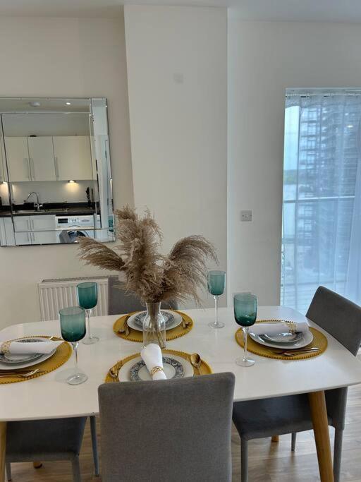 Contemporary Urban Retreat, 2-Bedroom Haven By London City Airport Exteriör bild