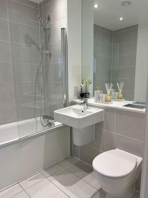 Contemporary Urban Retreat, 2-Bedroom Haven By London City Airport Exteriör bild