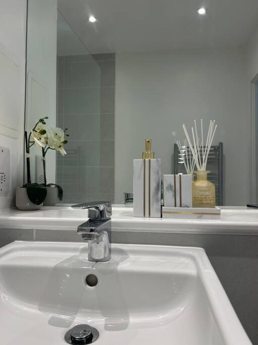 Contemporary Urban Retreat, 2-Bedroom Haven By London City Airport Exteriör bild