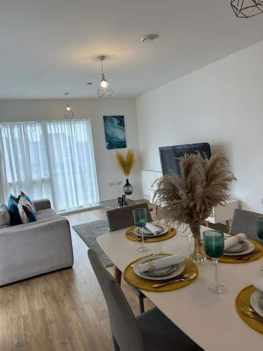 Contemporary Urban Retreat, 2-Bedroom Haven By London City Airport Exteriör bild