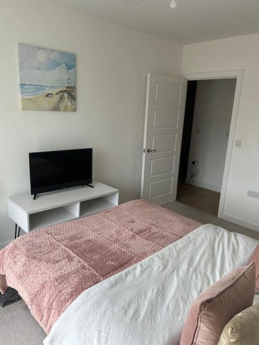 Contemporary Urban Retreat, 2-Bedroom Haven By London City Airport Exteriör bild