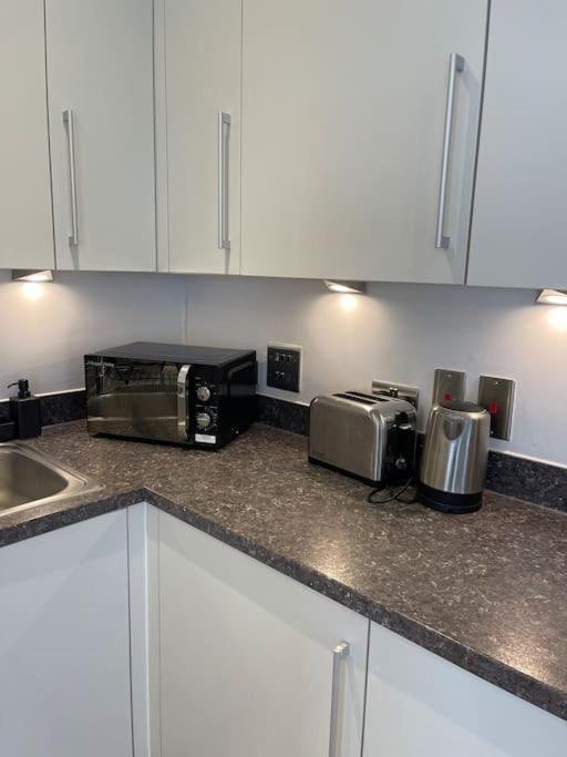 Contemporary Urban Retreat, 2-Bedroom Haven By London City Airport Exteriör bild
