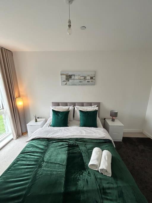 Contemporary Urban Retreat, 2-Bedroom Haven By London City Airport Exteriör bild