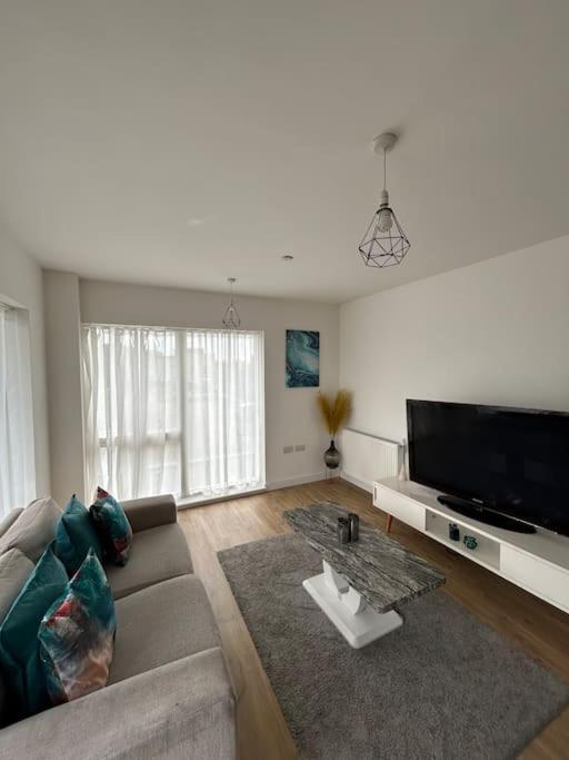 Contemporary Urban Retreat, 2-Bedroom Haven By London City Airport Exteriör bild