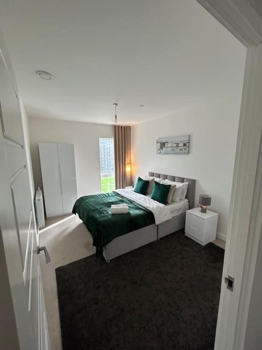 Contemporary Urban Retreat, 2-Bedroom Haven By London City Airport Exteriör bild
