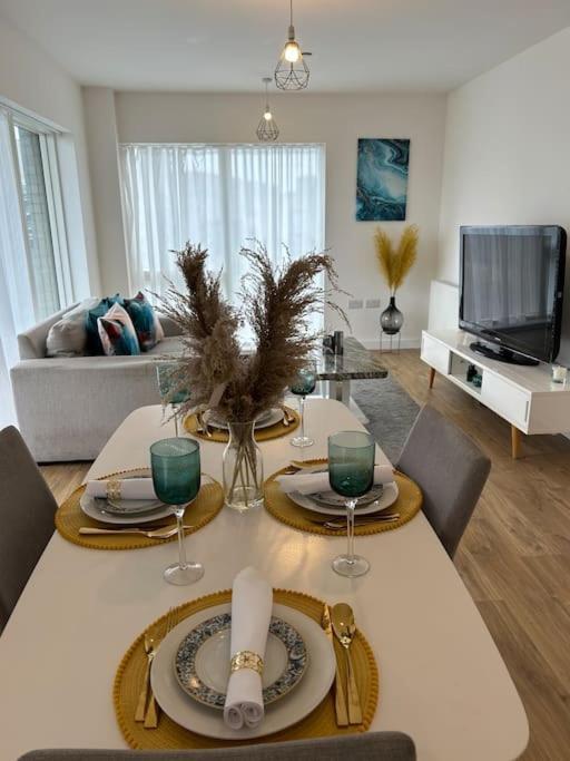 Contemporary Urban Retreat, 2-Bedroom Haven By London City Airport Exteriör bild