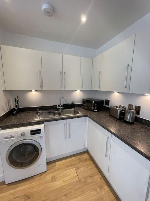 Contemporary Urban Retreat, 2-Bedroom Haven By London City Airport Exteriör bild