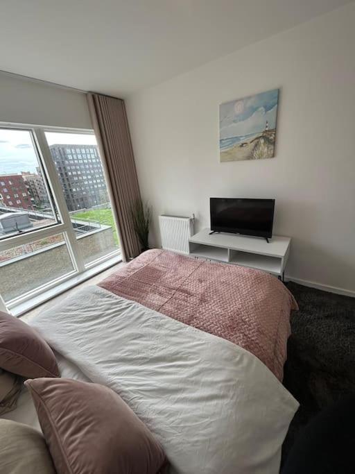 Contemporary Urban Retreat, 2-Bedroom Haven By London City Airport Exteriör bild
