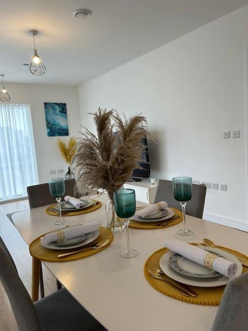 Contemporary Urban Retreat, 2-Bedroom Haven By London City Airport Exteriör bild