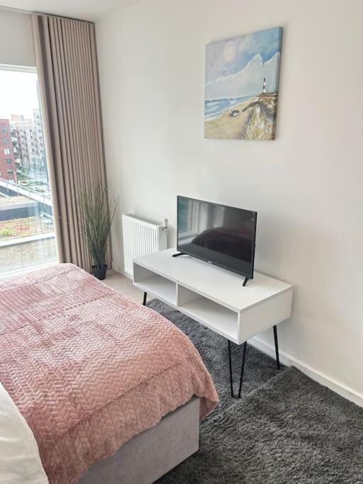 Contemporary Urban Retreat, 2-Bedroom Haven By London City Airport Exteriör bild