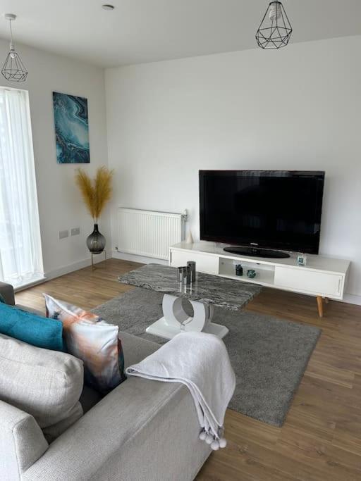 Contemporary Urban Retreat, 2-Bedroom Haven By London City Airport Exteriör bild