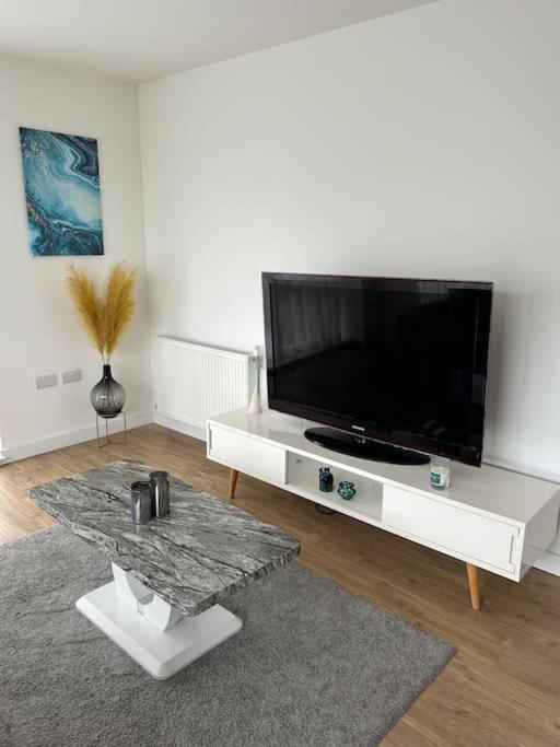 Contemporary Urban Retreat, 2-Bedroom Haven By London City Airport Exteriör bild
