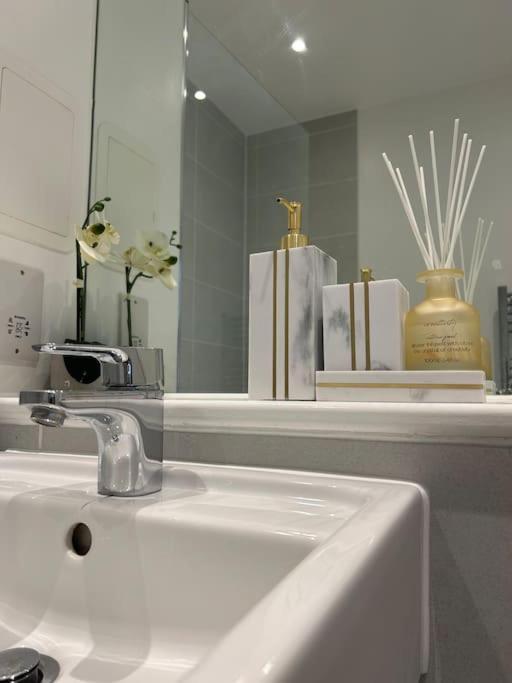 Contemporary Urban Retreat, 2-Bedroom Haven By London City Airport Exteriör bild