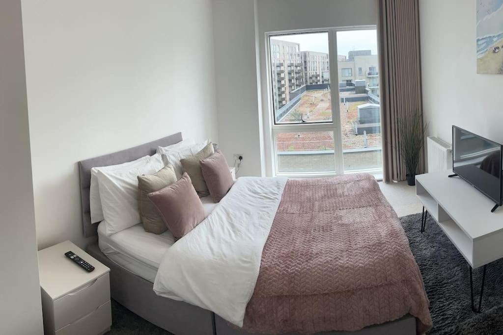 Contemporary Urban Retreat, 2-Bedroom Haven By London City Airport Exteriör bild