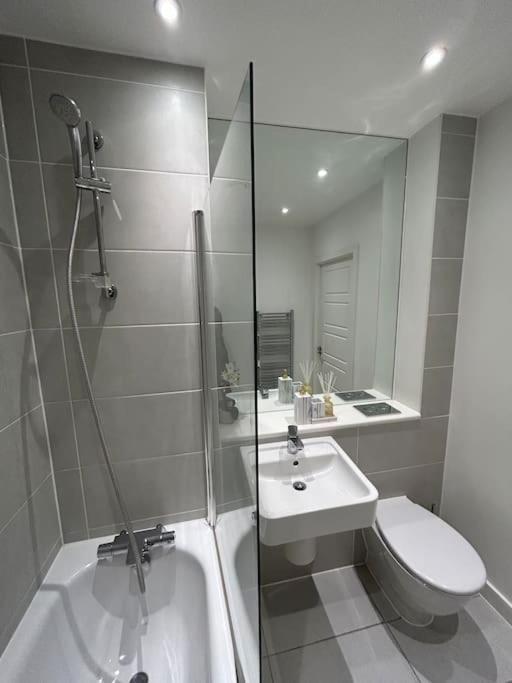 Contemporary Urban Retreat, 2-Bedroom Haven By London City Airport Exteriör bild