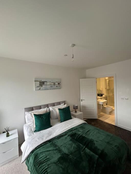 Contemporary Urban Retreat, 2-Bedroom Haven By London City Airport Exteriör bild