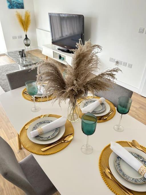 Contemporary Urban Retreat, 2-Bedroom Haven By London City Airport Exteriör bild
