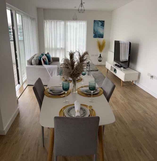 Contemporary Urban Retreat, 2-Bedroom Haven By London City Airport Exteriör bild