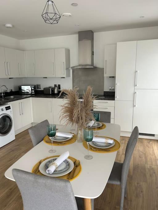 Contemporary Urban Retreat, 2-Bedroom Haven By London City Airport Exteriör bild