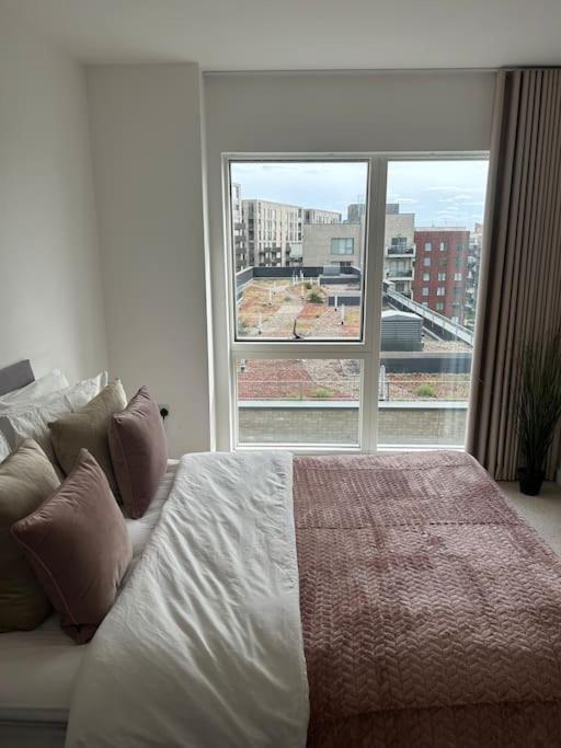 Contemporary Urban Retreat, 2-Bedroom Haven By London City Airport Exteriör bild